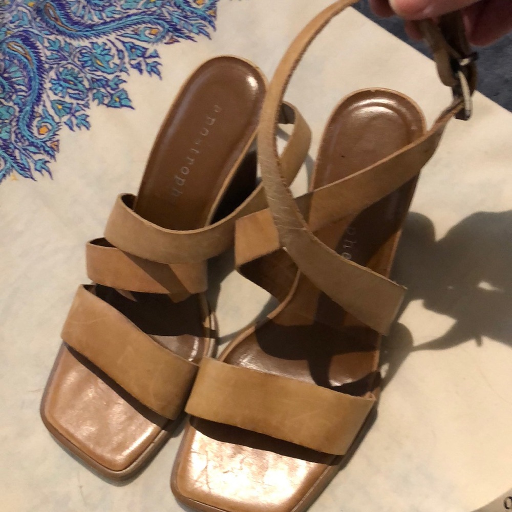 Sz6 Leather cognac strappy    sandal